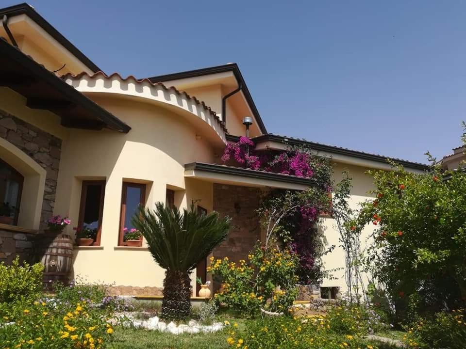 B&B Ottoulivi Сардара Екстериор снимка